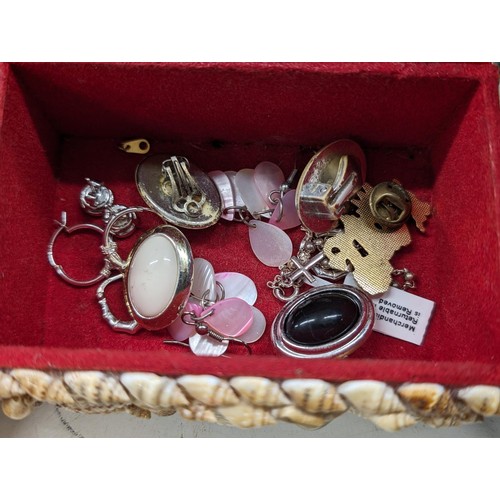 104 - 3 x jewellery/trinket boxes and contents