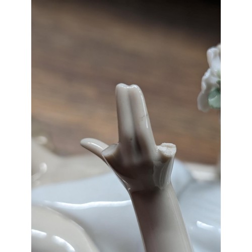 328 - 32 cm tall Lladro Daisa large female figurine, unfortunately with 2 x missing fingers on right hand