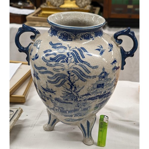 162 - 28.5 cm tall Chinese, blue and white willow pattern on crackle glazed urn, with 2 handles and on thr... 