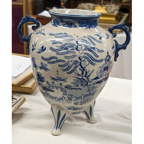 162 - 28.5 cm tall Chinese, blue and white willow pattern on crackle glazed urn, with 2 handles and on thr... 