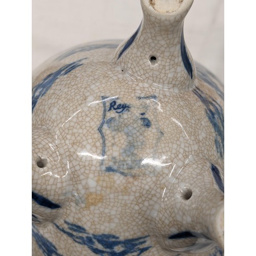 162 - 28.5 cm tall Chinese, blue and white willow pattern on crackle glazed urn, with 2 handles and on thr... 