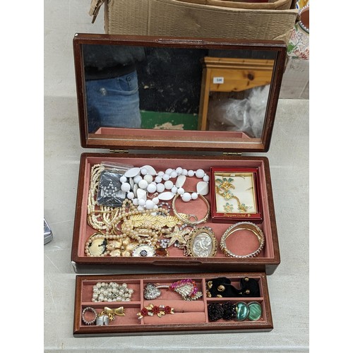 128 - 32 x 20 x 9 cm old wooden jewellery box and contents