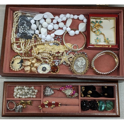 128 - 32 x 20 x 9 cm old wooden jewellery box and contents