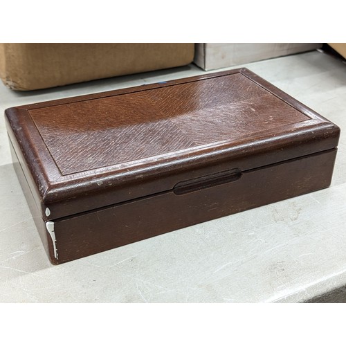 128 - 32 x 20 x 9 cm old wooden jewellery box and contents