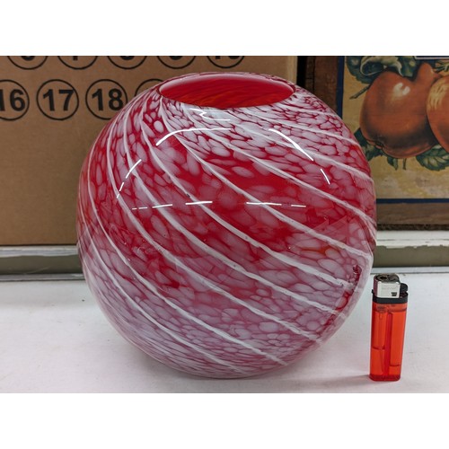 134 - 22 cm diameter and 20 cm tall red studio glass fish bowl vase