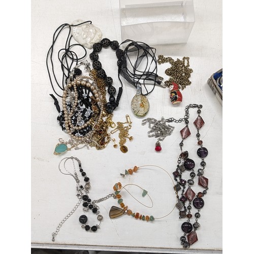 22 - Small bundle of assorted dress and costume jewellery in small plastic lidded container