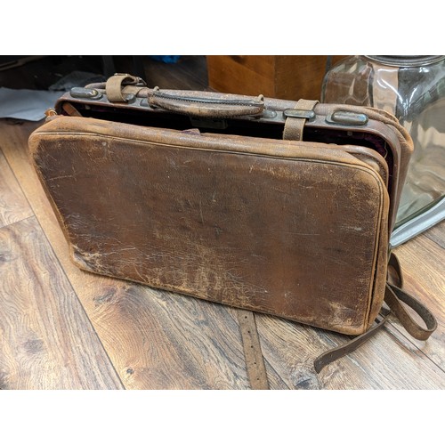 181 - Antique leather Gladstone bag