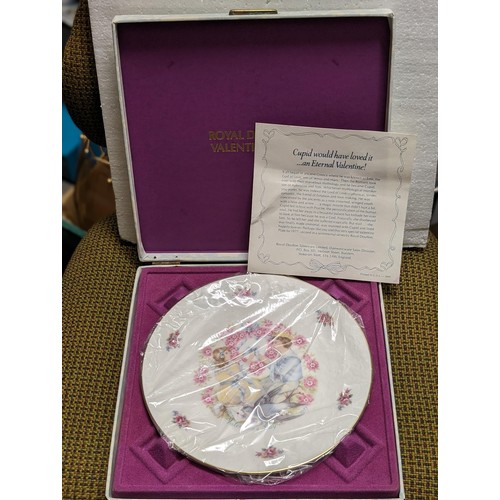 21 - Boxed Royal Doulton 1977 Valentines day collectors plate with certificate