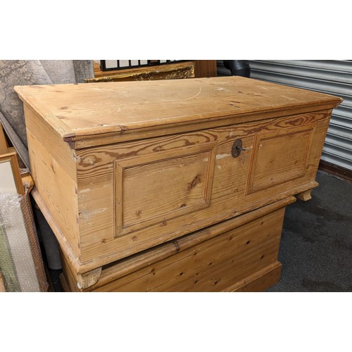 50 - 111 x 57 x 47 cm old pine trunk with key