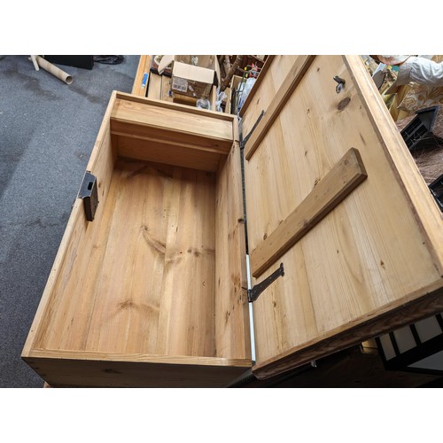 50 - 111 x 57 x 47 cm old pine trunk with key