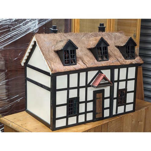 44 - 65 x 39 x 55 cm bespoke model dolls house of Jessamine Cottage with working lights, furniture, dolls... 