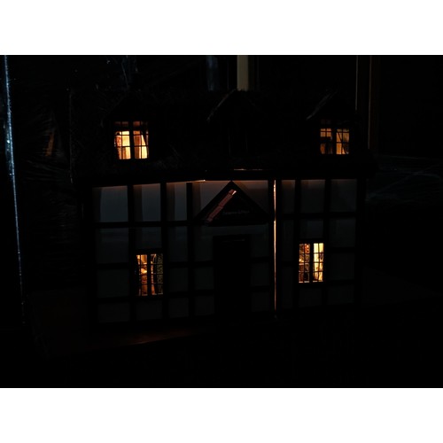 44 - 65 x 39 x 55 cm bespoke model dolls house of Jessamine Cottage with working lights, furniture, dolls... 