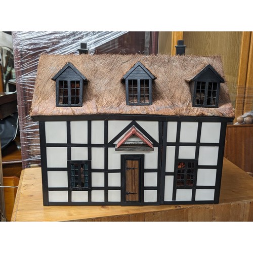 44 - 65 x 39 x 55 cm bespoke model dolls house of Jessamine Cottage with working lights, furniture, dolls... 