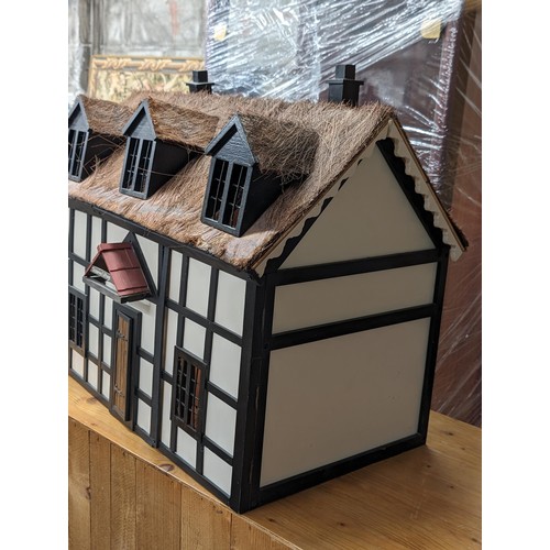 44 - 65 x 39 x 55 cm bespoke model dolls house of Jessamine Cottage with working lights, furniture, dolls... 