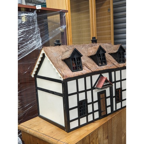 44 - 65 x 39 x 55 cm bespoke model dolls house of Jessamine Cottage with working lights, furniture, dolls... 