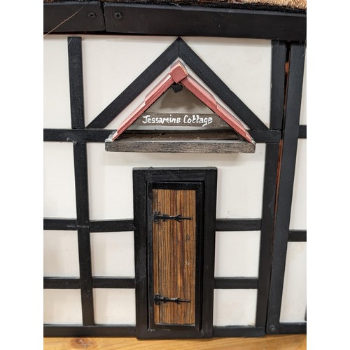 44 - 65 x 39 x 55 cm bespoke model dolls house of Jessamine Cottage with working lights, furniture, dolls... 