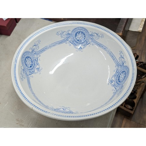 66 - 39 cm diameter large Copeland Limoges blue and white pattern wash bowl - couple of very minor nicks ... 