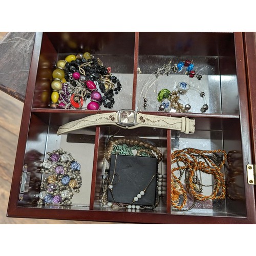 214 - 30 x 40 cm mirrored display cabinet with some mixed costume and dress jewellery and watches