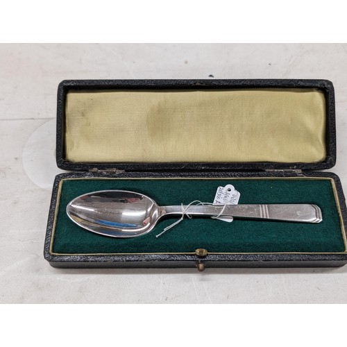 60 - Genuine art deco spoon in case by Walker and Hall