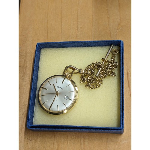 26 - Gold tone vintage Smiths 17 jewel gents calendar pocket watch with chain