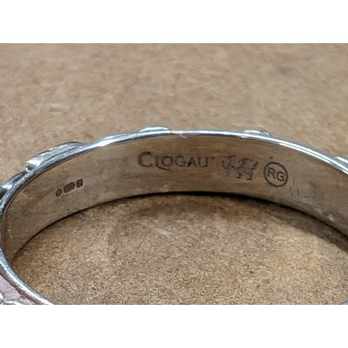 484 - Clogau silver and gold hearts 'Cariad' ring size Q - 3.0 gm