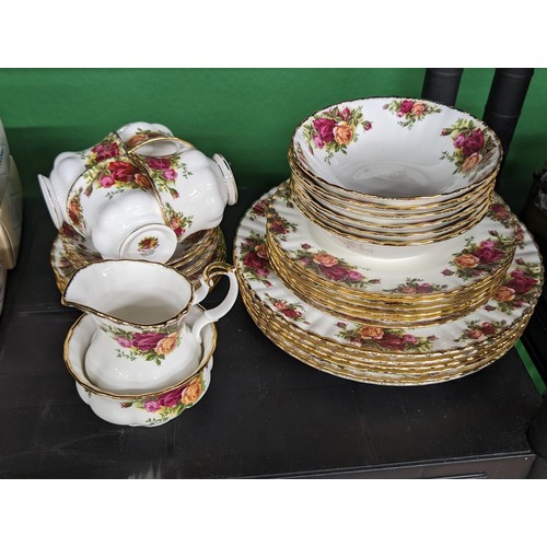 102 - Bundle of 1962 Royal Albert old country roses crockery being 6 x dinner and salad plates, 6 x bowls,... 