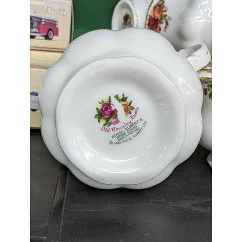 102 - Bundle of 1962 Royal Albert old country roses crockery being 6 x dinner and salad plates, 6 x bowls,... 