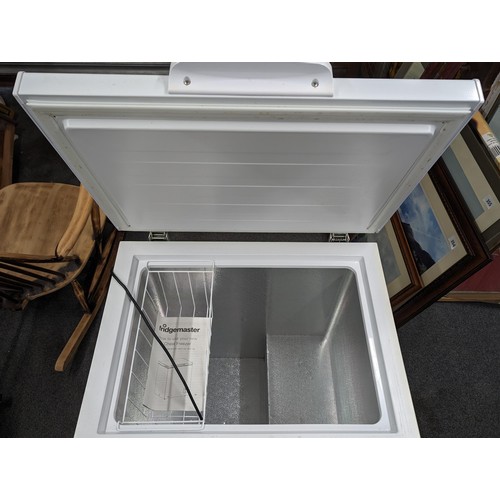 356 - 70 x 53 x 85 cm white Fridgemaster model MCF138 chest freezer with basket shelf and manual