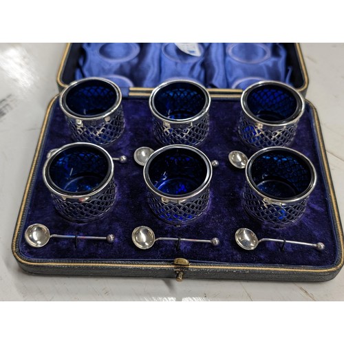 187 - Cased and near perfect 1907 William Davenport Birmingham hallmarked silver set of 6 x open salts wit... 