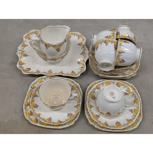 420 - Vintage Royal Albert 'Trellis' 6 place setting, 21-piece tea set - 1 cup with hairline crack and cra... 