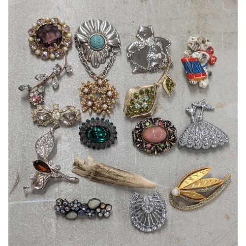 Collection of 16 x assorted vintage and modern dress brooches in small ...