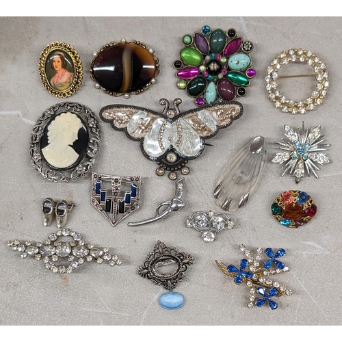 61 - Collection of assorted vintage and modern dress brooches