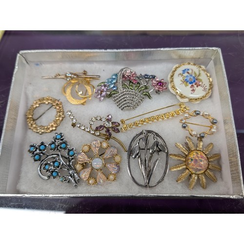 8 - Bundle of 12 x assorted vintage and modern brooches