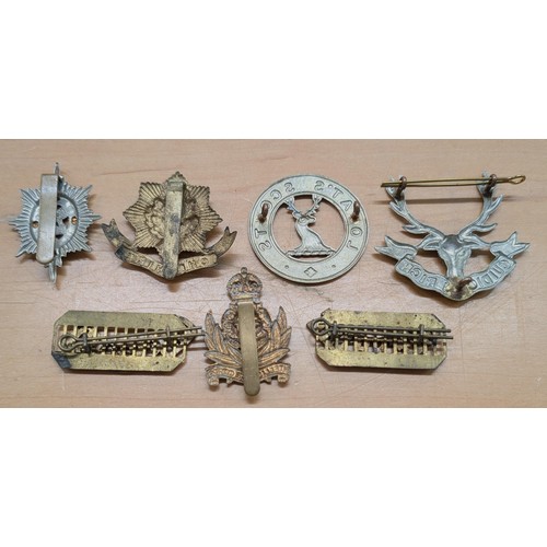 360 - 7 x assorted military cap badges