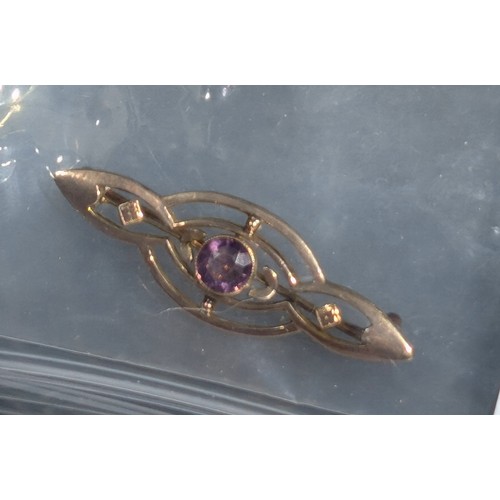 474 - 19th century 4 cm long 9 carat gold brooch/tie pin with single amethyst stone - 2.7 gm