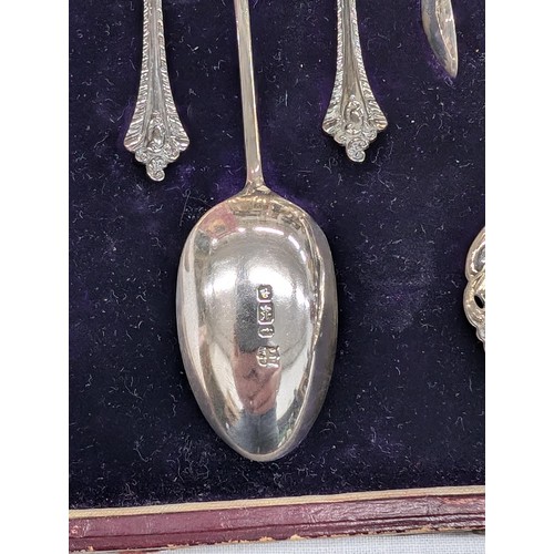 332 - 1901 James Deakin Sheffield hallmarked teaspoon, nips and sifter set in case - silver weight 77 gm