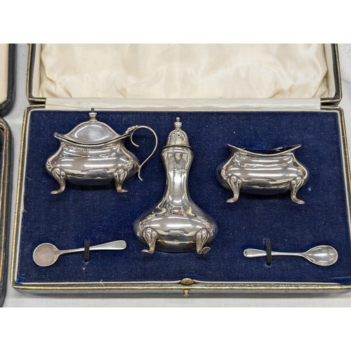 339 - 1925 Vine & Thompson Birmingham hallmarked silver cruet set in case - silver weight 144 gm