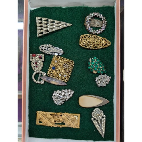 49 - 13 x assorted vintage shoe clips