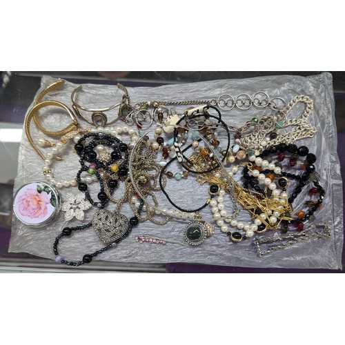 52 - Small bundle of assorted costume and dress jewellery mostly necklaces