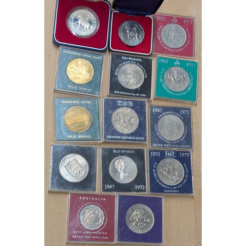 28 - Bundle of 14 x assorted commemorative crowns including cased Royal Mint 1977 proof etc