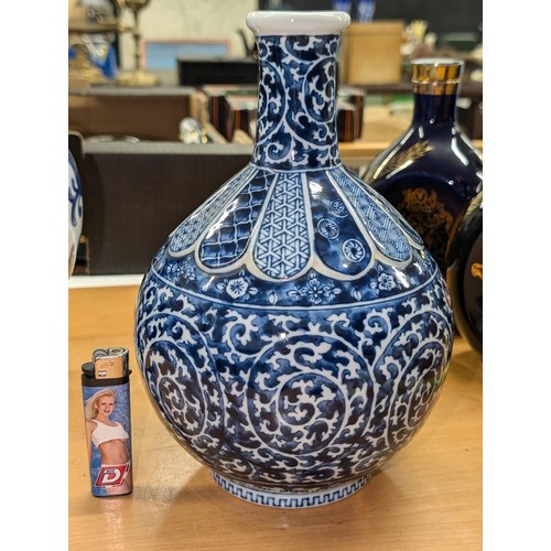 56 - Large blue and white pattern Chinese vase