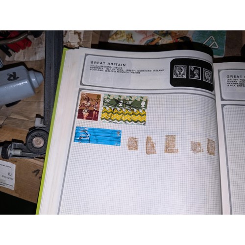 139 - Safari stamp album with stamps