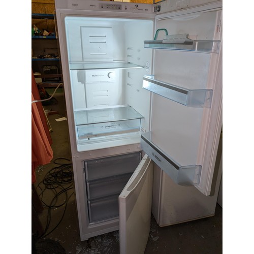 178 - 59 cm wide and 171 cm tall Bosch 60/40 upright fridge freezer -suitable for garage secondary unit