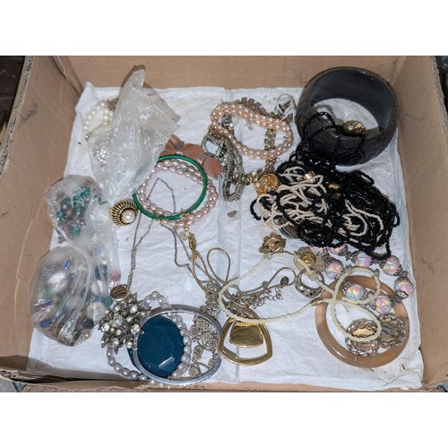 229 - Bundle of assorted dress and costume jewellery, mostly necklaces