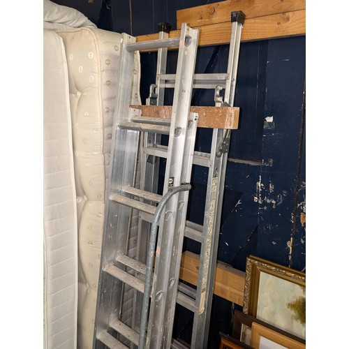 569 - 2 x aluminium step ladders