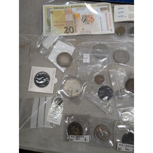 131 - Bundle of assorted mixed UK and international silver and copper coinage, notes and crowns