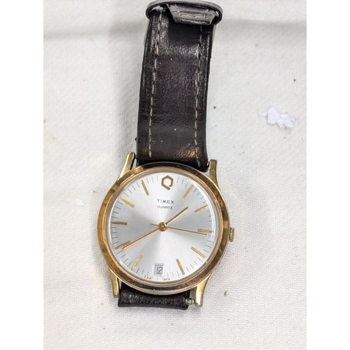 435 - Working vintage Timex quartz (French) calendar watch with leather strap