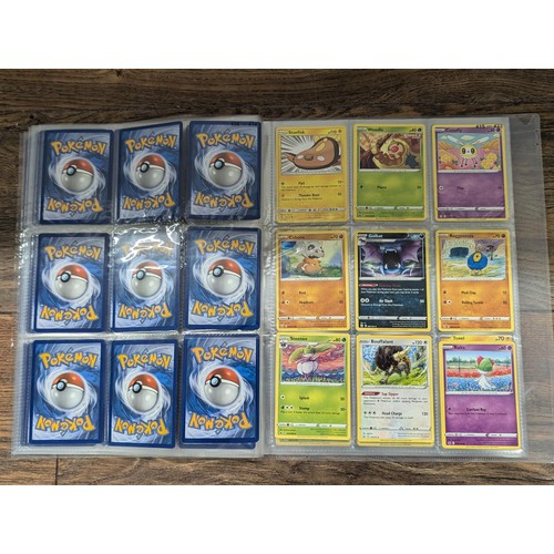 72 - Folder of 135 x assorted Pokemon trading cards