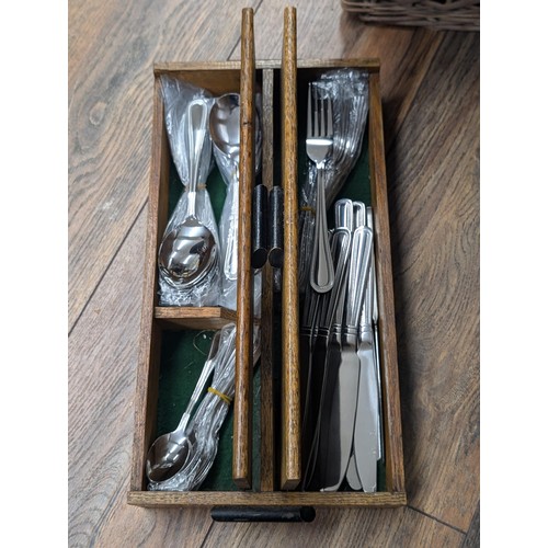 89 - Oak art deco cutlery box with unused Sunnex Bead set of cutlery