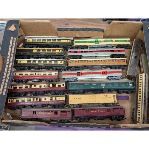 161 - Collection of assorted Hornby/Triang railway carriages